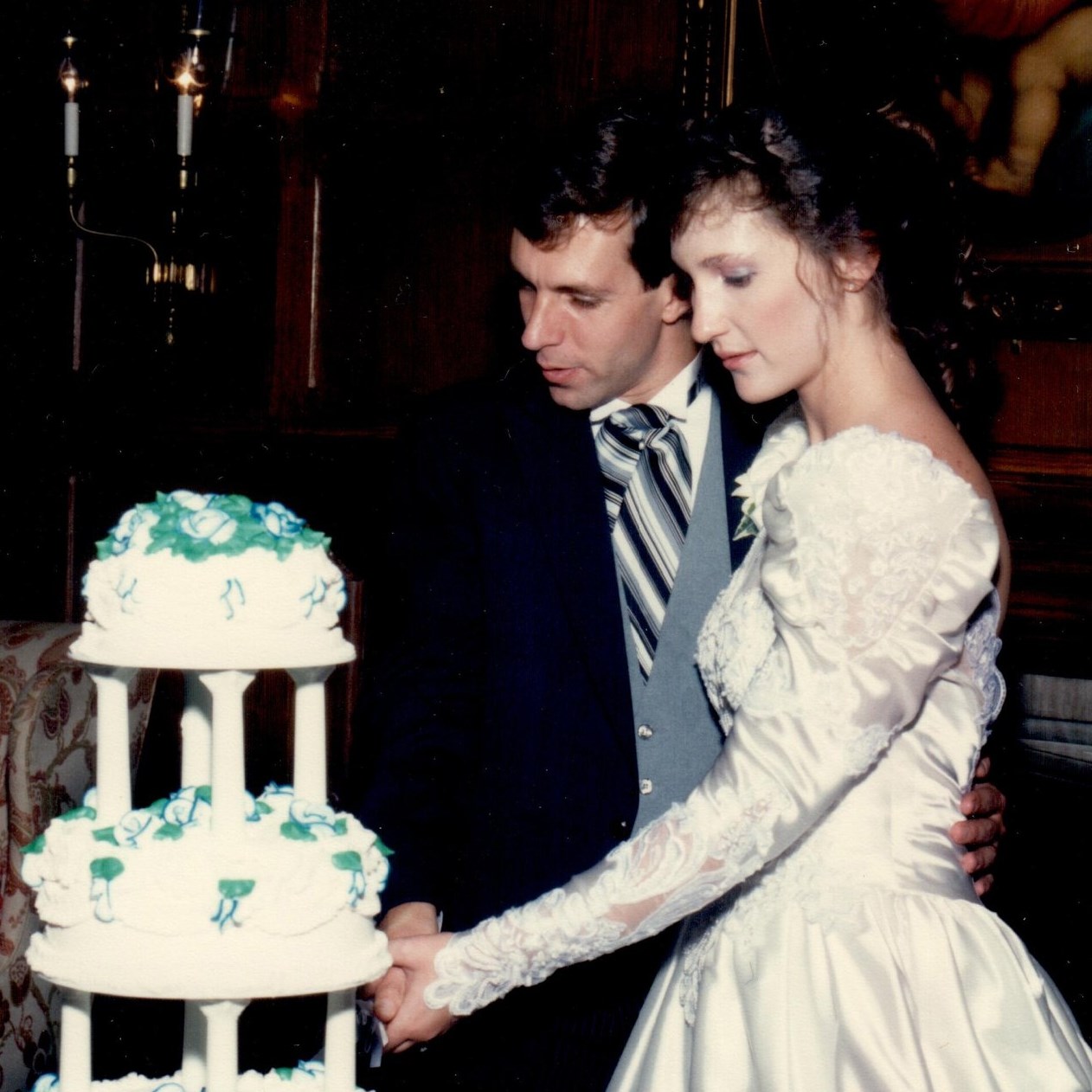 Don and Susanne Allen cutting wedding cake